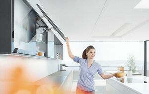 Klapdeurenbeslag voor grote, eendelige fronten