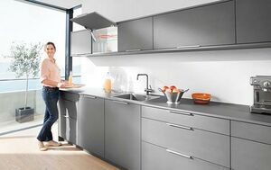 Klapdeurenbeslag voor ondiepe hoge kasten en bovenkasten