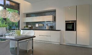 Koelkastdeur met uitgefreesde greep